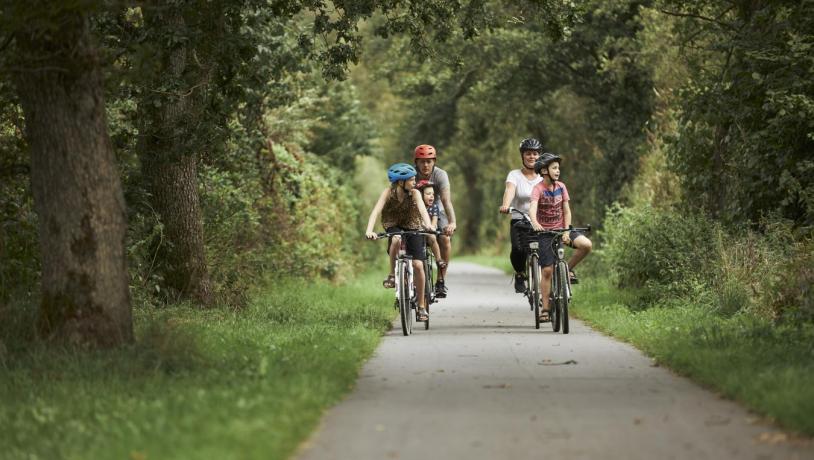 Familie på opdagelse på cykel