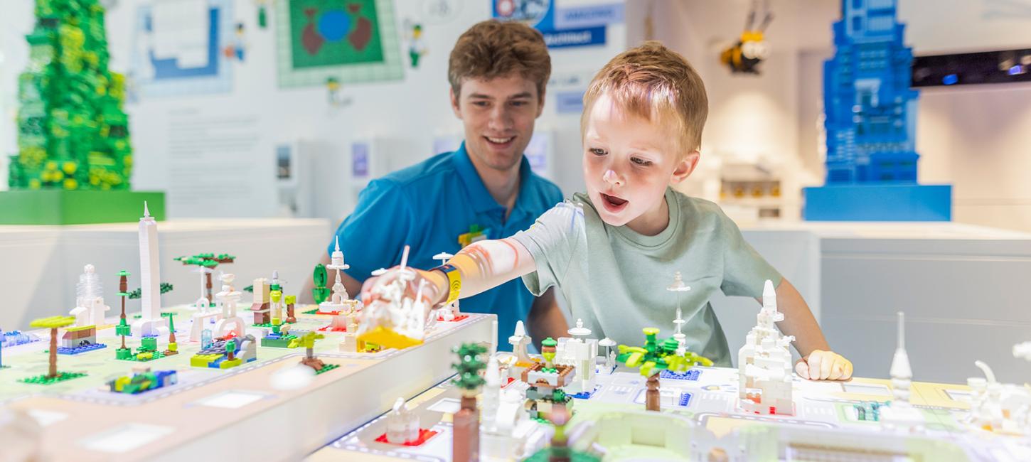 I LEGO® House kan du fx være byarkitekt en hel dag. Byg og se, hvad der sker. Du kan også udforske mange andre sjove topattraktioner for børn i LEGOLAND Billund Resort i ferien.