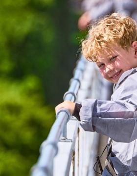 Dreng har det sjovt med at være højt op på den gamle Lillebæltsbro.